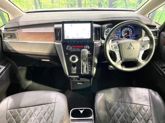 デリカＤ：５ Ｐ　４ＷＤ　純正１０インチナビ　全周囲カメラ　両側電動スライドドア　衝突被害軽減　レーダークルーズ　禁煙車　電動リヤゲート　パワーシート　ドラレコ　ＥＴＣ　純正１８アルミ　ＬＥＤヘッド（2枚目）