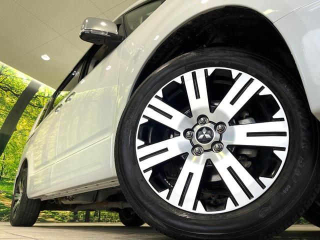 デリカＤ：５ Ｐ　４ＷＤ　純正１０インチナビ　全周囲カメラ　両側電動スライドドア　衝突被害軽減　レーダークルーズ　禁煙車　電動リヤゲート　パワーシート　ドラレコ　ＥＴＣ　純正１８アルミ　ＬＥＤヘッド（13枚目）