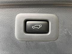 ☆グレード専用装備【パワーバックドア】スマートキーや運転席のボタンを押すだけでリアゲートが自動で開閉します！荷物を持っている時や、高い位置にあるバックドアを閉める際に便利な機能です♪ 7