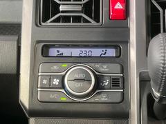 ☆グレード専用装備☆【オートエアコン】一度お好みの温度に設定すれば、車内の温度を検知し風量や温度を自動で調整。暑い…寒い…と何度もスイッチ操作をする必要はありません。快適な車内空間には必須の機能ですね 4