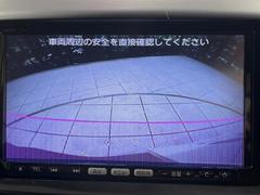 【バックカメラ】駐車時に後方がリアルタイム映像で確認できます。大型商業施設や立体駐車場での駐車時や、夜間のバック時に大活躍！運転スキルに関わらず、今や必須となった装備のひとつです！ 4