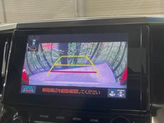 【バックカメラ】駐車時に後方がリアルタイム映像で確認できます。大型商業施設や立体駐車場での駐車時や、夜間のバック時に大活躍！運転スキルに関わらず、今や必須となった装備のひとつです！ 6