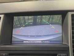 【バックカメラ】駐車時に後方がリアルタイム映像で確認できます。大型商業施設や立体駐車場での駐車時や、夜間のバック時に大活躍！運転スキルに関わらず、今や必須となった装備のひとつです！ 4