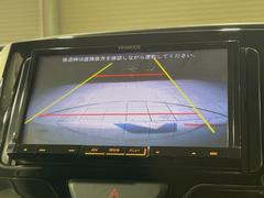 【バックカメラ】駐車時に後方がリアルタイム映像で確認できます。大型商業施設や立体駐車場での駐車時や、夜間のバック時に大活躍！運転スキルに関わらず、今や必須となった装備のひとつです！ 4