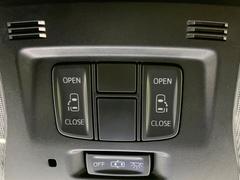 【両側パワースライドドア】スマートキーや運転席のスイッチで後席両側スライドドアの開閉が可能♪電動だから力を入れてドアを開ける必要が無く、小さなお子様でも簡単に開け閉めでき快適です♪ 6