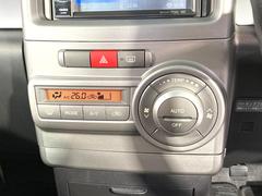 【オートエアコン】一度お好みの温度に設定すれば、車内の温度を検知し風量や温度を自動で調整。暑い…寒い…と何度もスイッチ操作をする必要はありません。快適な車内空間には必須の機能ですね♪ 5