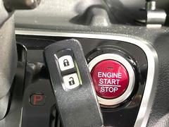 【Ｈｏｎｄａスマートキー】カバンやポケットに入れたままでもドアの施錠・解錠が可能なスマートキーを装備。エンジンのオン・オフ時もカギを取り出す必要が無いからとっても便利です♪ 4