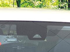 【インテリジェントエマージェンシーブレーキ】フロントカメラで前方の車両や歩行者を検知。衝突しそうな時は衝突被害軽減ブレーキが作動、衝突回避をサポート。より安全にドライブをお楽しみいただけます。 6