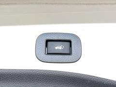 【パワーバックドア】スマートキーや運転席のボタンを押すだけでリアゲートが自動で開閉します！荷物を持っている時や、高い位置にあるバックドアを閉める際に便利な機能です♪ 7
