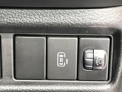 【パワースライドドア】スマートキーや運転席のスイッチでスライドドアの開閉が可能♪電動だから力を入れてドアを開ける必要が無く、小さいお子様でも、重い荷物を持っている時もラクに開け閉めできます♪ 6