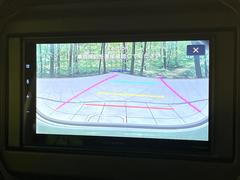 【バックカメラ】駐車時に後方がリアルタイム映像で確認できます。大型商業施設や立体駐車場での駐車時や、夜間のバック時に大活躍！運転スキルに関わらず、今や必須となった装備のひとつです！ 4