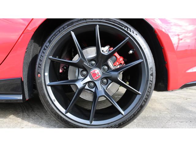 シビック タイプＲ　レーシングブラックパッケージ　ホンダセンシング　純正ナビ　フルセグＴＶ　バックモニター　ブラインドスポット　ＬＥＤヘッドライト　ＥＴＣ　ワイヤレス充電　純正１９インチＡＷ（25枚目）