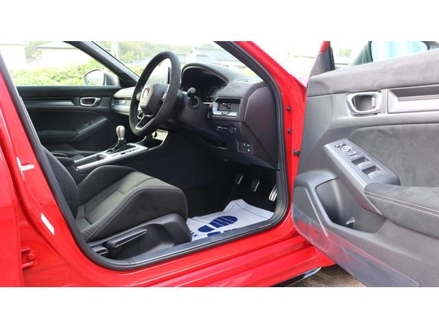 シビック タイプＲ　レーシングブラックパッケージ　ホンダセンシング　純正ナビ　フルセグＴＶ　バックモニター　ブラインドスポット　ＬＥＤヘッドライト　ＥＴＣ　ワイヤレス充電　純正１９インチＡＷ（30枚目）