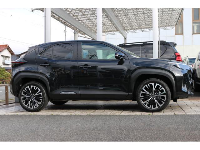 ヤリスクロス ハイブリッドＺ　◆アダプティブハイビームシステム◆カラーヘッドアップディスプレイ◆寒冷地仕様◆ハンズフリーパワーバックドア◆トヨタＴＭ＋ＰＶＭ＋ＰＫＳＢ◆バイカラーＬＥＤフォグランプ◆フロアマット（13枚目）