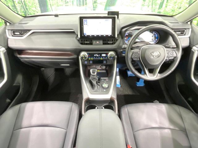 ＲＡＶ４ ハイブリッドＧ　４ＷＤ　トヨタセーフティセンス　禁煙車　純正９インチナビ　レーダークルーズ　バックカメラ　ＥＴＣ　Ｂｌｕｅｔｏｏｔｈ　フルセグ　ドラレコ　合皮シート　ＬＥＤヘッドライト　置くだけ充電（2枚目）