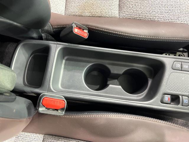 ヤリスクロス ハイブリッドＺ　純正８型ＤＡナビ付　バックカメラ　セーフティセンス　前席シートヒーター　電動パーキングブレーキ　パワーシート　オートマチックハイビーム　ＥＴＣ　ドライブレコーダー　スマートキー　禁煙車（42枚目）