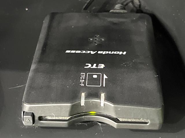 フィット 13G・Lパッケージ 純正ナビ バックカメラ ETC LEDヘッド アイドリングストップ オートエアコン オートライト ステアリングスイッチ スマートキー 電動格納ミラー パワーウィンドウ プライバシーガラス 禁煙車(5枚目)