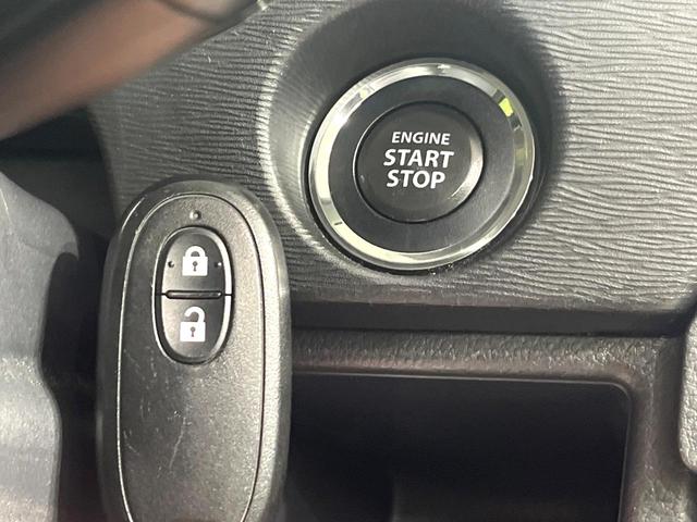 【キーレススタートシステム】カバンやポケットに入れたままでもドアの施錠・解錠が可能なスマートキーを装備。エンジンのオン・オフ時もカギを取り出す必要が無いからとっても便利です♪