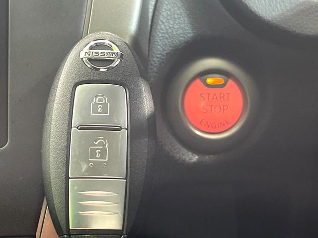 ノート ライダー ドライブレコーダー オーディオ スマートキー 革巻きステアリング アイドリングストップ 電動格納ミラー 純正15インチアルミ ヘッドライトレベライザー バニティミラー プライバシーガラス(3枚目)