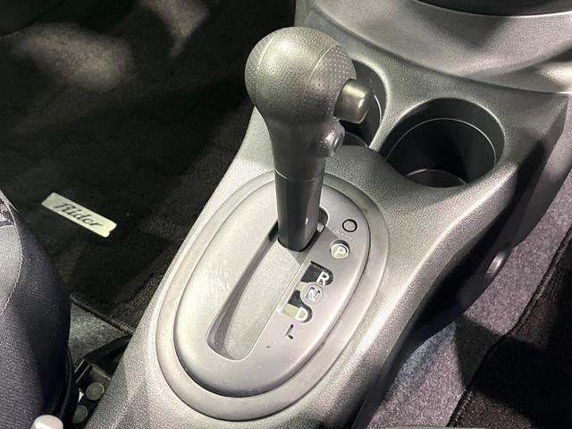 ノート ライダー ドライブレコーダー オーディオ スマートキー 革巻きステアリング アイドリングストップ 電動格納ミラー 純正15インチアルミ ヘッドライトレベライザー バニティミラー プライバシーガラス(24枚目)