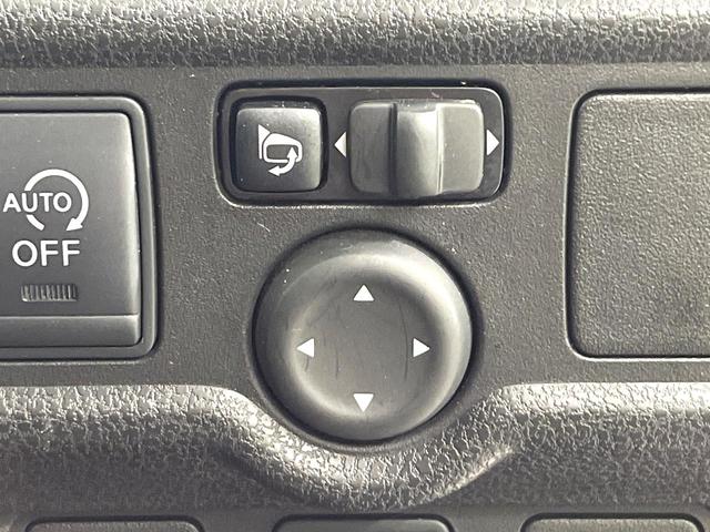 ノート ライダー ドライブレコーダー オーディオ スマートキー 革巻きステアリング アイドリングストップ 電動格納ミラー 純正15インチアルミ ヘッドライトレベライザー バニティミラー プライバシーガラス(38枚目)