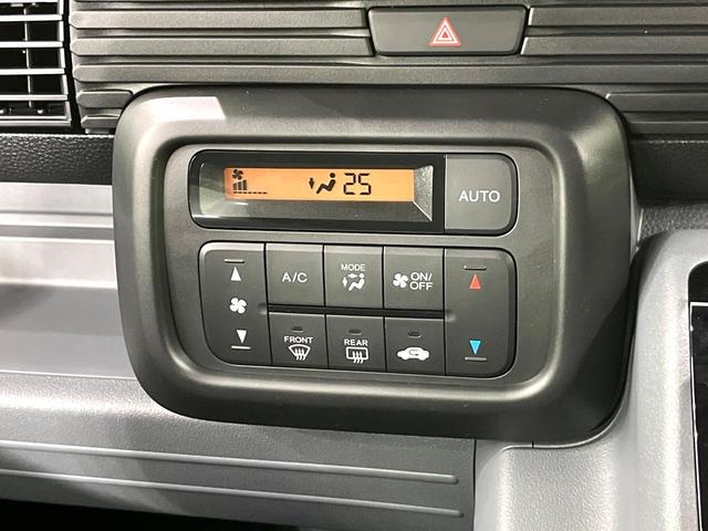 【オートエアコン】一度お好みの温度に設定すれば、車内の温度を検知し風量や温度を自動で調整。暑い…寒い…と何度もスイッチ操作をする必要はありません。快適な車内空間には必須の機能ですね♪