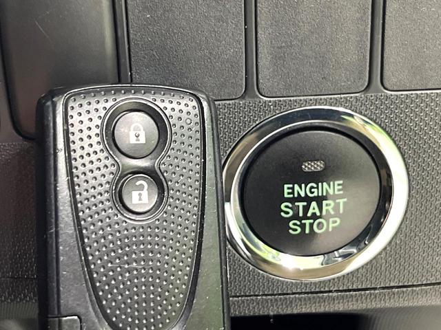 【キーフリーシステム】カバンやポケットに入れたままでもドアの施錠・解錠が可能なスマートキーを装備。エンジンのオン・オフ時もカギを取り出す必要が無いからとっても便利です♪