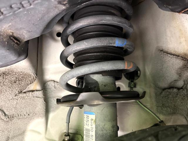 お車を安心してお乗りいただく為には、足回りの定期点検が欠かせません。サービスサポート（有償保証）では無料点検もご提供しており、安心のカーライフをお過ごしいただけるサポート体制が整っています。