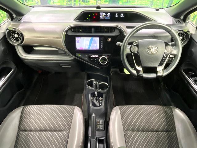 アクア クロスオーバー　グラム　純正ナビ　バックカメラ　セーフティセンス　スマートキー　前席シートヒーター　ＬＥＤヘッドランプ　オートライト　ＥＴＣ　ドライブレコーダー　ハーフレザーシート　ステアリングスイッチ　禁煙車（2枚目）