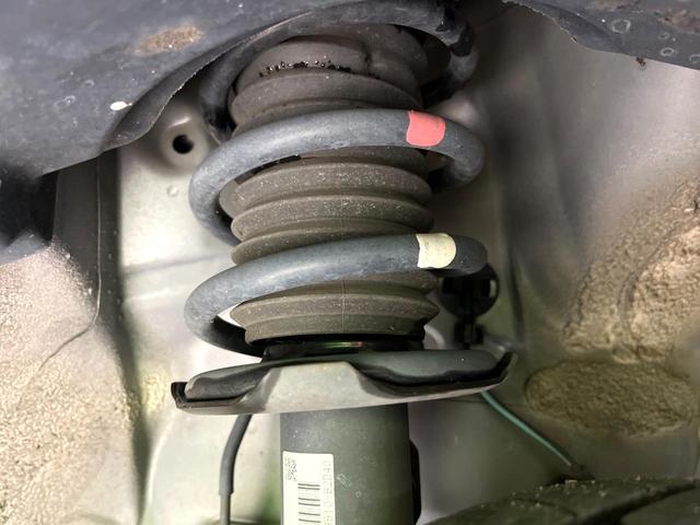 お車を安心してお乗りいただく為には、足回りの定期点検が欠かせません。サービスサポート（有償保証）では無料点検もご提供しており、安心のカーライフをお過ごしいただけるサポート体制が整っています。