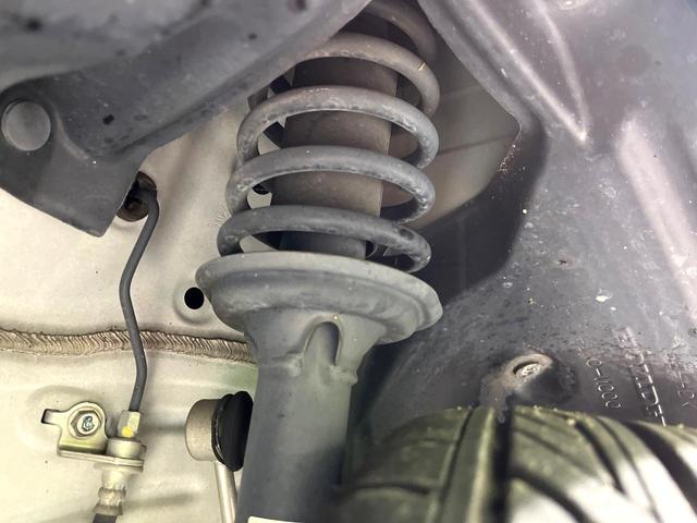 お車を安心してお乗りいただく為には、足回りの定期点検が欠かせません。サービスサポート（有償保証）では無料点検もご提供しており、安心のカーライフをお過ごしいただけるサポート体制が整っています。