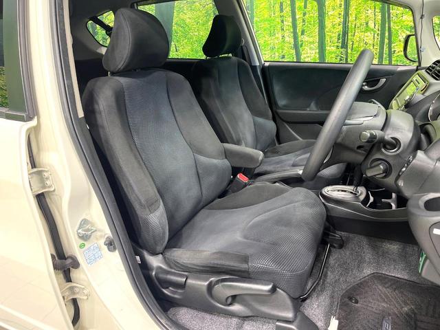 フィット １３Ｇ・スマートセレクション　ファインスタイル　純正ナビ　バックカメラ　スマートキー　ＨＩＤヘッドライト　ビルトインＥＴＣ　ドライブレコーダー　１４インチアルミホイール　オートライト　オートエアコン　ＣＤ　ＴＶ　電動格納ミラー　禁煙（8枚目）