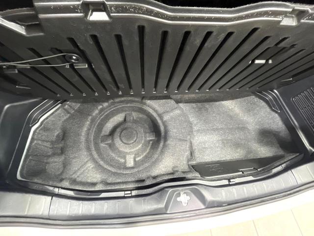 ヴォクシー ＺＳ　煌ＩＩＩ　純正９型ナビ　両側パワースライドドア　フリップダウンモニター　クルーズコントロール　トヨタセーフティセンス　バックカメラ　ＥＴＣ　ドライブレコーダー　ＬＥＤヘッドライト　純正１６インチアルミホイール（45枚目）