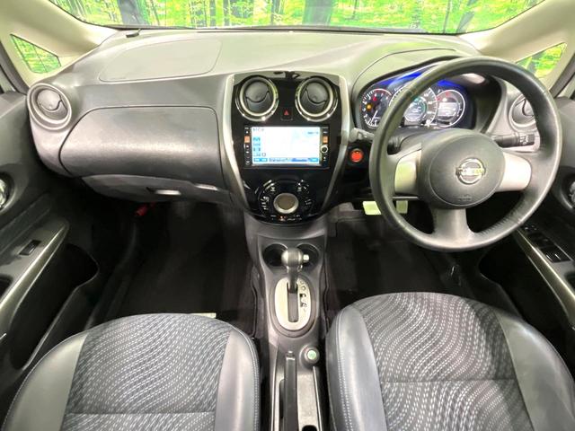 ノート メダリスト　純正ナビ　アラウンドビューモニター　ＨＩＤヘッドランプ　スマートキー　オートエアコン　オートライト　フォグランプ　ＥＴＣ　アームレスト　電動格納ミラー　アイドリングストップ　禁煙車（2枚目）