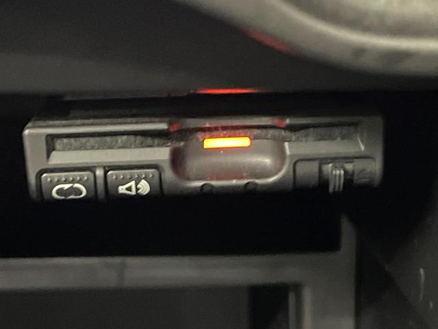 ノート メダリスト　純正ナビ　アラウンドビューモニター　ＨＩＤヘッドランプ　スマートキー　オートエアコン　オートライト　フォグランプ　ＥＴＣ　アームレスト　電動格納ミラー　アイドリングストップ　禁煙車（7枚目）