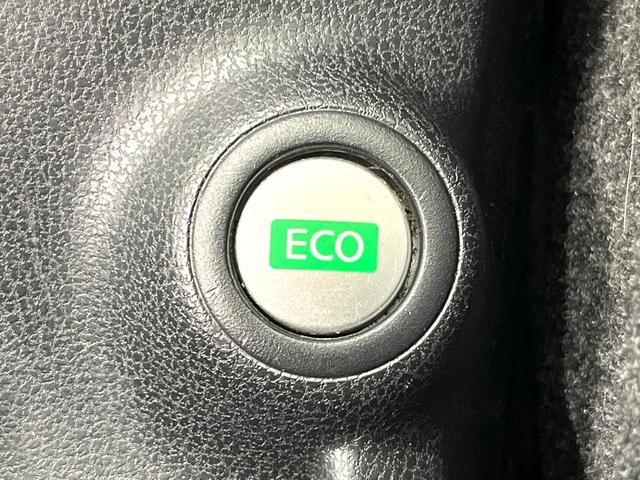 ノート メダリスト　純正ナビ　アラウンドビューモニター　ＨＩＤヘッドランプ　スマートキー　オートエアコン　オートライト　フォグランプ　ＥＴＣ　アームレスト　電動格納ミラー　アイドリングストップ　禁煙車（50枚目）