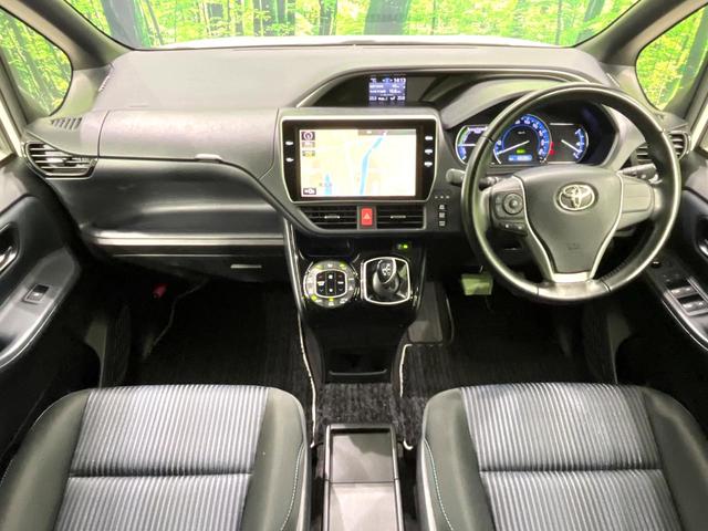 ヴォクシー ハイブリッドＺＳ　煌ＩＩ　純正１０型ナビ　バックカメラ　セーフティセンス　両側電動スライドドア　スマートキー　ＬＥＤヘッドランプ　ビルトインＥＴＣ　オートマチックハイビーム　車線逸脱警報　Ｂｌｕｅｔｏｏｔｈ再生　禁煙車（2枚目）
