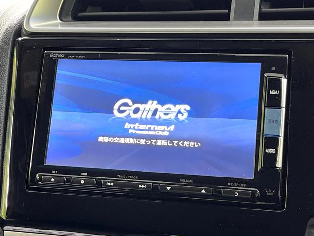 フィット １３Ｇ・Ｌパッケージ　純正ナビ　バックカメラ　シティブレーキアクティブシステム　ＥＴＣ　ドライブレコーダー　Ｂｌｕｅｔｏｏｔｈ接続　ＬＥＤヘッド　スマートキー　電動格納ミラー　パワーウィンドウ　禁煙車（3枚目）