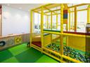 大きなキッズスペースも完備！小さなお子様連れでも、ゆっくりとお車探しをお楽しみいただけます。