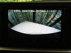 【バックカメラ】駐車時に後方がリアルタイム映像で確認できます。大型商業施設や立体駐車場での駐車時や、夜間のバック時に大活躍！運転スキルに関わらず、今や必須となった装備のひとつです！ 4