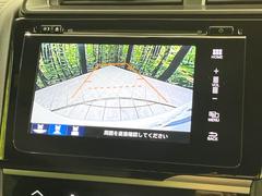 【バックカメラ】駐車時に後方がリアルタイム映像で確認できます。大型商業施設や立体駐車場での駐車時や、夜間のバック時に大活躍！運転スキルに関わらず、今や必須となった装備のひとつです！ 4