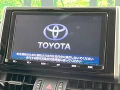 【メーカー純正ナビ】インテリアに溶け込むスタイリッシュな「専用設計」メーカーナビを装備♪視認性や操作性など基本性能にも優れ、より上質なカーライフをお楽しみいただけます。 3