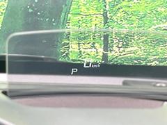 【ヘッドアップディスプレイ】現在の速度や走行情報をデジタル表示で運転席前方のガラスに投影！運転中、目線をずらさず必要な情報を確認できるのでとっても便利で安心！ 4