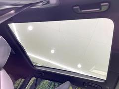 【ガラスルーフ】ガラスルーフ搭載で車内の解放感が一気にアップ！開放的なドライブをお楽しみいただけます。 3