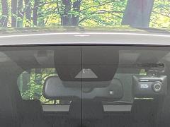 【トヨタセーフティセンス】走行中に前方の車両等を認識し、衝突しそうな時は警報とブレーキで衝突回避と被害軽減をアシスト。より安全にドライブをお楽しみいただけます。 5