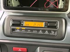 【オートエアコン】一度お好みの温度に設定すれば、車内の温度を検知し風量や温度を自動で調整。暑い…寒い…と何度もスイッチ操作をする必要はありません。快適な車内空間には必須の機能ですね♪ 5