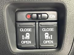 【両側パワースライドドア】スマートキーや運転席のスイッチで後席両側スライドドアの開閉が可能♪電動だから力を入れてドアを開ける必要が無く、小さなお子様でも簡単に開け閉めでき快適です♪ 5