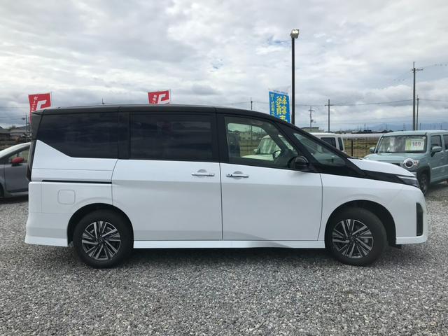 セレナ ｅ－４ＯＲＣＥ　ハイウェイスターＶ　９インチディスプレイオーディオ　バックビューモニター　７人乗り　ヒーター付シート〈前席、セカンド（左右）〉　ロールサンシェード　両側電動スライドドア　ＬＥＤ　プロパイロット　有料色（5枚目）