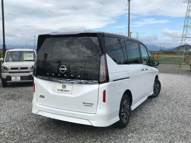 セレナ ｅ－４ＯＲＣＥ　ハイウェイスターＶ　９インチディスプレイオーディオ　バックビューモニター　７人乗り　ヒーター付シート〈前席、セカンド（左右）〉　ロールサンシェード　両側電動スライドドア　ＬＥＤ　プロパイロット　有料色（6枚目）