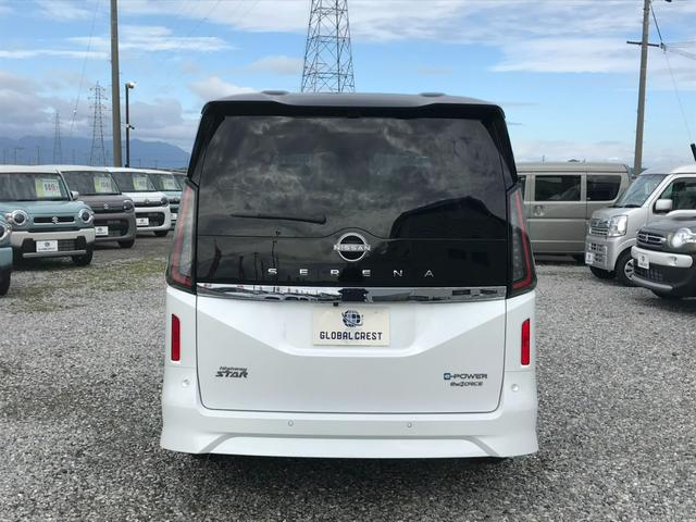 セレナ ｅ－４ＯＲＣＥ　ハイウェイスターＶ　９インチディスプレイオーディオ　バックビューモニター　７人乗り　ヒーター付シート〈前席、セカンド（左右）〉　ロールサンシェード　両側電動スライドドア　ＬＥＤ　プロパイロット　有料色（7枚目）